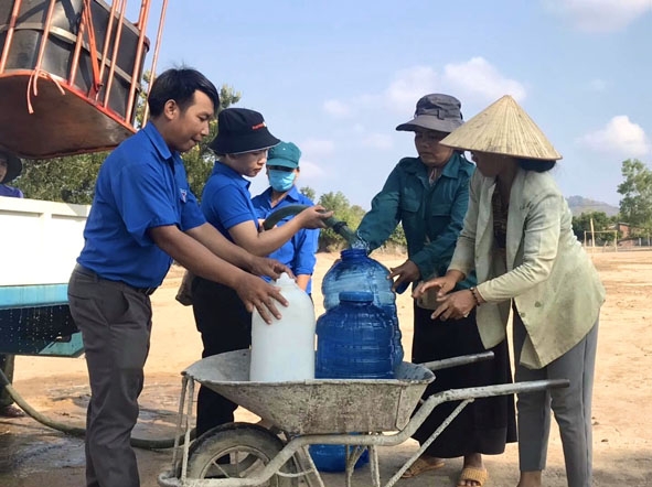 Huyện Đoàn Lắk phối hợp với Công ty TNHH Xây dựng và Môi trường đô thị Đại Lộc cấp nước sạch miễn phí  cho người dân xã Yang Tao. 