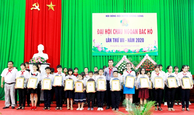 Các em học sinh đạt danh hiệu “Cháu ngoan Bác Hồ” cấp huyện được tuyên dương tại Đại hội.
