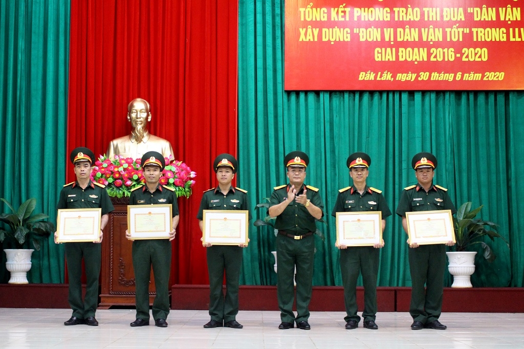 Thượng tá Trần Minh Trọng, Chính ủy Bộ Chỉ huy Quân sự tỉnh tặng Giấy khen các tập thể có thành tích tốt trong thực hiện phong trào thi đua “Dân vận khéo”, xây dựng “Đơn vị dân vận tốt”