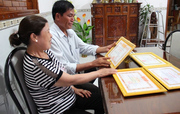Vợ chồng ông Võ Quang Lực ở thôn 3 (xã Hòa An, huyện Krông Pắc) tự hào với  danh hiệu“Gia đình học tập”. 