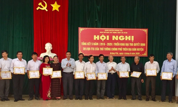 Đại diện Ban Tuyên giáo Huyện ủy Krông Pắc trao danh hiệu cho các mô hình "Cộng đồng học tập" tiêu biểu giai đoạn 2016 - 2020. Ảnh: Quốc Huy