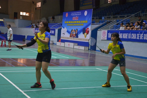 Đôi mẹ con Lê Thị Mai -Lê Quỳnh Hương thi đấu môn cầu lông tại giải. 