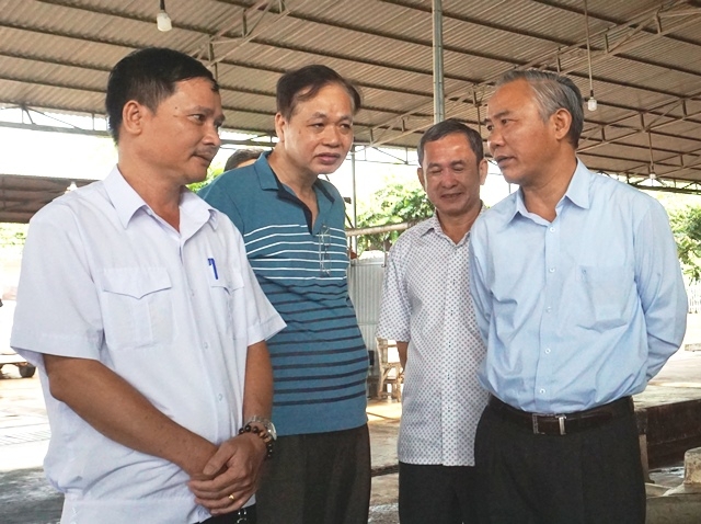 Thứ trưởng Bộ Nông nghiệp và Phát triển nông thôn Phùng Đức Tiến (thứ ba từ trái sang) thăm mô hình chuỗi giá trị cà phê của Công ty TNHH Minudo Farm – Care (xã Ea Kao, TP. Buôn Ma Thuột).