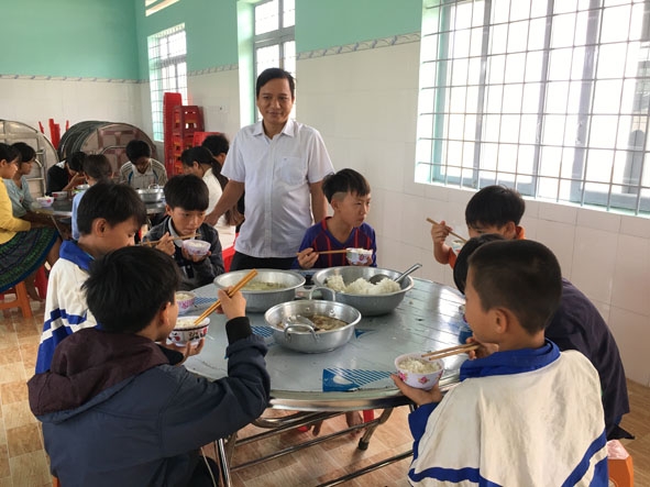 Thầy Nguyễn Đình Thiện, Hiệu trưởng Trường PTDTBT- THCS Tô Hiệu kiểm tra bữa ăn  của học sinh bán trú.  