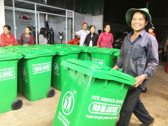 HTX Nông nghiệp Dịch vụ Công bằng Ea Tu (TP. Buôn Ma Thuột) tặng thùng rác cho thành viên nhằm nâng cao ý thức bảo vệ môi trường.