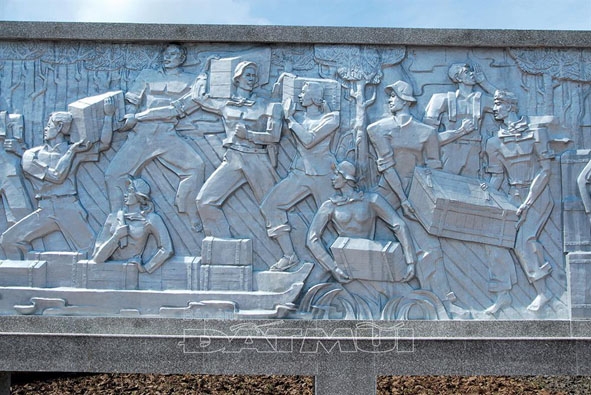     Bức  phù điêu  ở khu Di tích lịch sử Bến Vàm Lũng  khắc họa bộ đội  vận chuyển  vũ khí chi viện  cho chiến trường miền Nam.