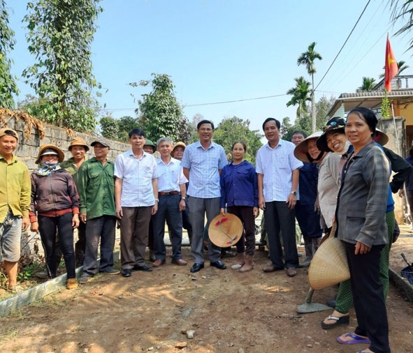 Lãnh đạo Huyện ủy Cư Kuin thăm và ủng hộ kinh phí giúp người dân thôn 10, xã Ea Ktur làm đường giao thông.