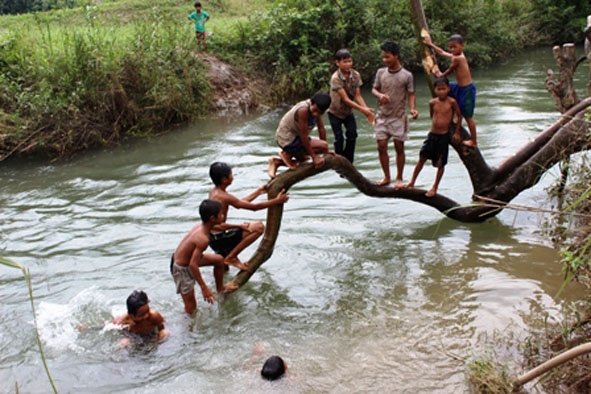 Trẻ em vùng sâu Cư Pui rủ nhau tắm suối (ảnh minh họa )
