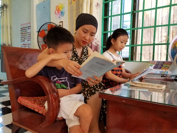 Chị Dương Thị Thu Hiền đọc sách cùng các con.