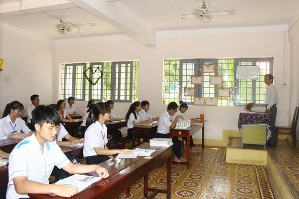          Giáo viên  và học sinh  Trường THPT  Dân tộc nội trú  Nơ Trang Lơng trong một  tiết học.  Ảnh: Lan Anh