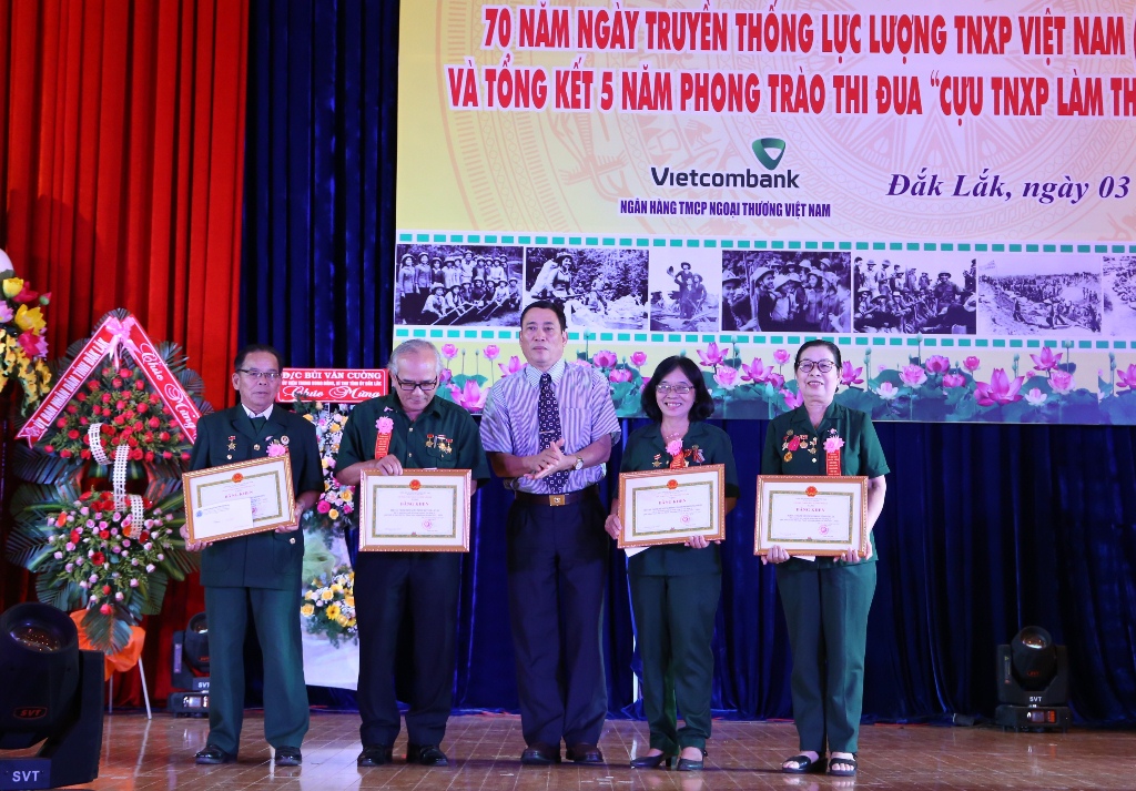 Phó Chủ tịch UBND tỉnh Võ Văn Cảnh trao Bằng khen của UBND tỉnh tặng các tập thể có thành tích xuất sắc trong công tác Hội