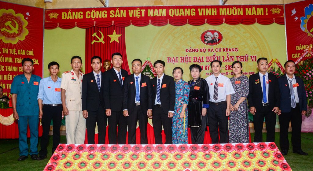 Ban Chấp hành Đảng bộ xã Cư Kbang nhiệm kỳ mới ra mắt nhận nhiệm vụ