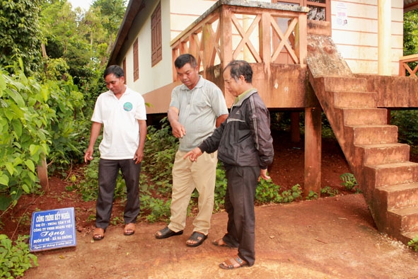 Các đồng chí cấp ủy Chi bộ buôn H'Né (xã Ea Drông, thị xã Buôn Hồ) kiểm tra công trình do các đơn vị kết nghĩa hỗ trợ xây dựng.  Ảnh: Nguyễn Xuân