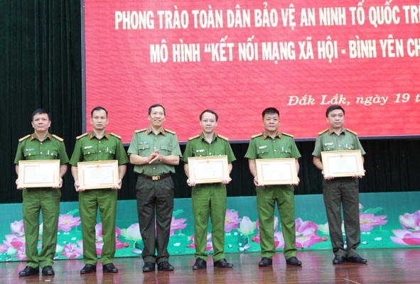 Đại tá Lê Văn Tuyến, Giám đốc Công an tỉnh khen thưởng các tập thể có thành tích xuất sắc trong việc triển khai thực hiện mô hình 