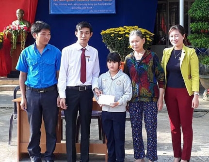 Chi đoàn Ngân hàng Nông nghiệp và Phát triển nông thôn huyện Ea Kar nhận đỡ đầu học sinh nghèo.  