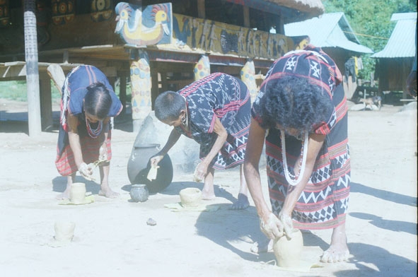 Quy trình làm gốm của người Cơ Tu làng Ka Noonh hoàn toàn thủ công.