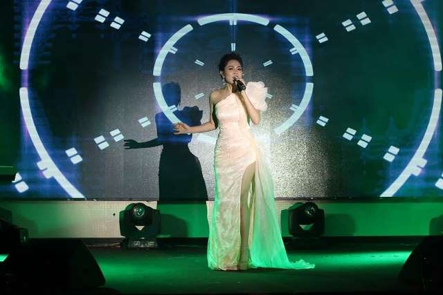 Ca sĩ Duyên Quỳnh hát tại đêm nhạc