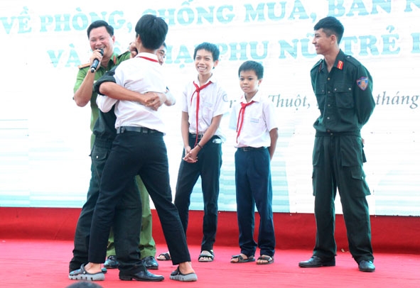 Các em học sinh Trường THCS Thành Nhất (TP. Buôn Ma Thuột) được hướng dẫn cách tự vệ khi bị xâm hại.