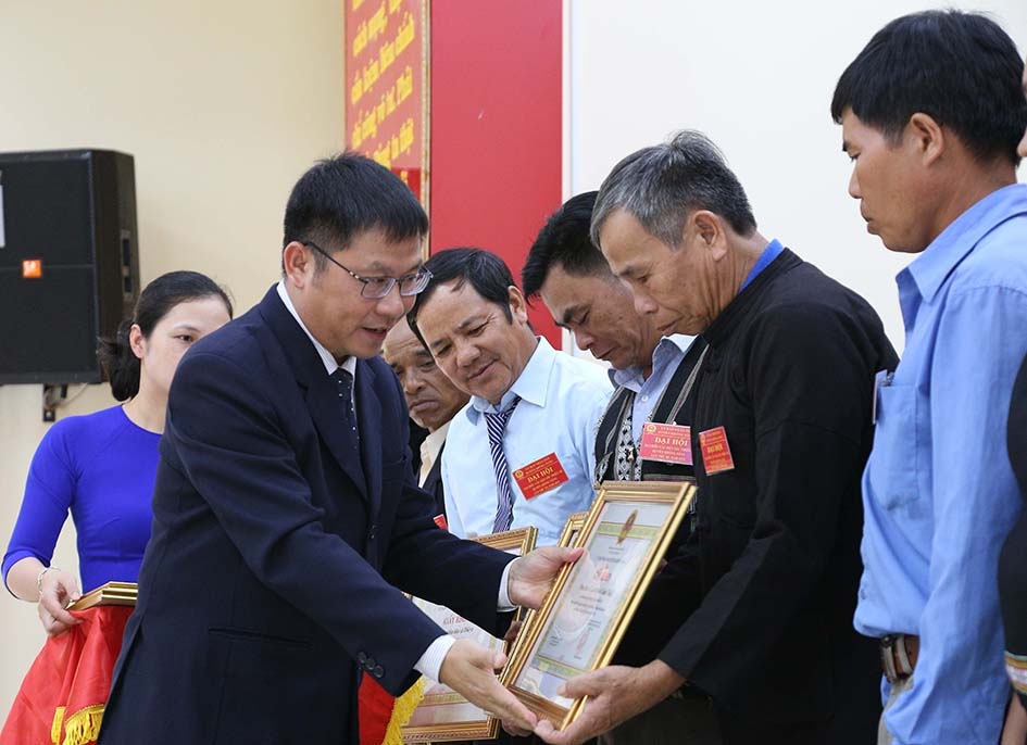               Bí thư Huyện ủy Krông Năng Trần Trung Hiển trao Giấy khen tặng các tập thể, cá nhân tiêu biểu trong phong trào xây dựng nông thôn mới giai đoạn 2010 - 2020.  Ảnh: Thế Hùng
