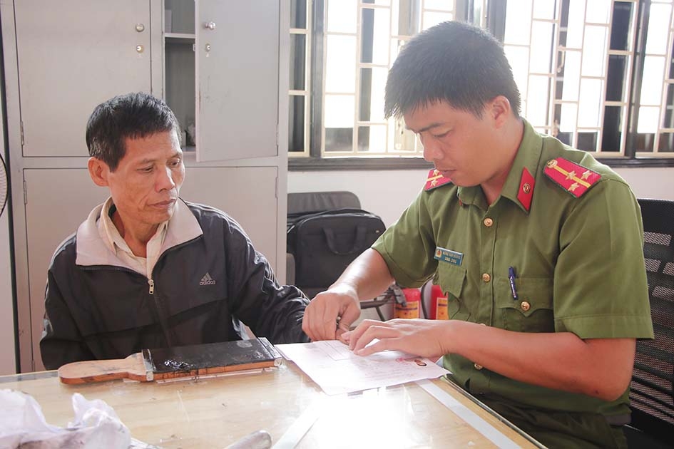 Cán bộ Công an huyện Krông Năng làm thủ tục để cấp lại Giấy chứng minh cho người dân. 