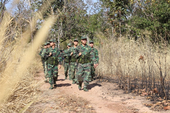 Cán bộ, chiến sĩ Bộ đội Biên phòng tỉnh tuần tra, bảo vệ chủ quyền an ninh biên giới quốc gia.  Ảnh: Quỳnh Anh
