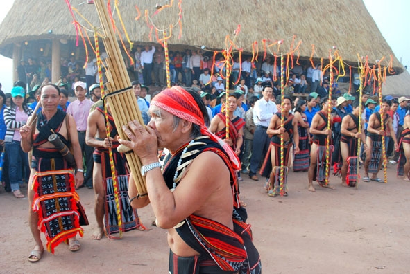 Già làng Cơ Tu thổi khèn trong lễ hội. 