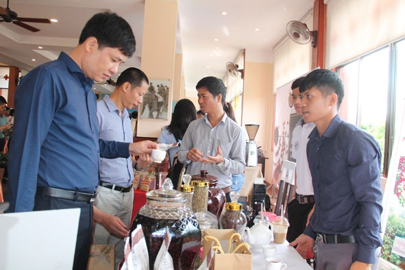 Các đại biểu thăm gian hàng trưng bày sản phẩm cà phê hữu cơ của Công ty TNHH Sản xuất và Thương mại  Vương Thành Công (TP. Buôn Ma Thuột) tại Hội nghị triển khai kế hoạch thực hiện Chỉ thị 17/CT-TTg.  