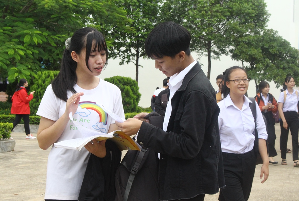 Thí sinh tham dự Kỳ thi tuyển sinh vào lớp 10 Trường THPT Chuyên Nguyễn Du trao đổi bài thi môn Ngữ văn.