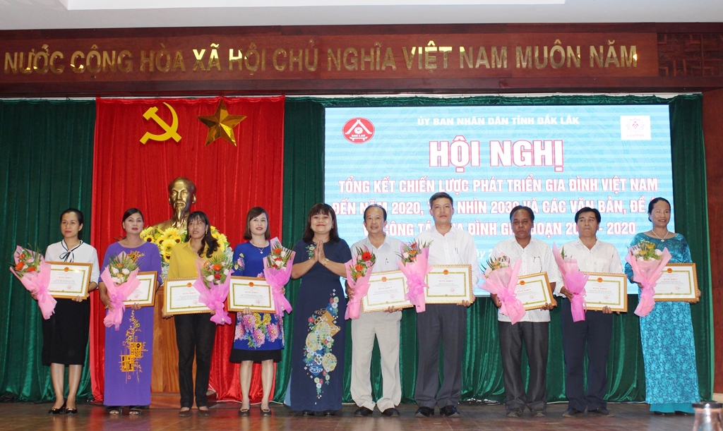 và các có thành tích xuất sắc trong triển khai thực hiện Chiến lược phát triển gia đình Việt Nam