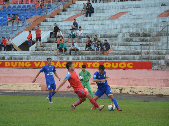 Rất ít khán giả đến Sân vận động Buôn Ma Thuột theo dõi trận đấu Câu lạc bộ bóng đá Đắk Lắk gặp MX.Fico - YTL Tây Ninh. 
