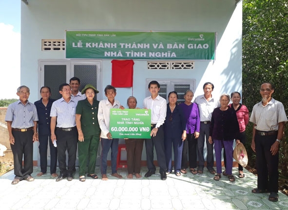 Hội Cựu TNXP tỉnh, huyện M’Đrắk bàn giao nhà Tình nghĩa cho bà Hồ Thị Lan.