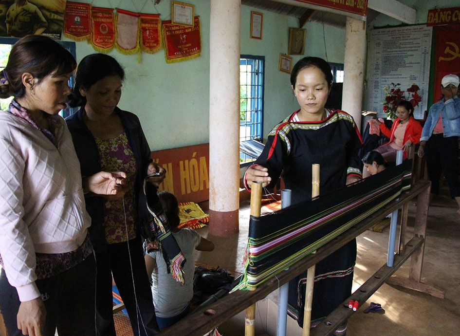 Một lớp dạy nghề dệt thổ cẩm tại xã Ea Knuếc năm 2019.