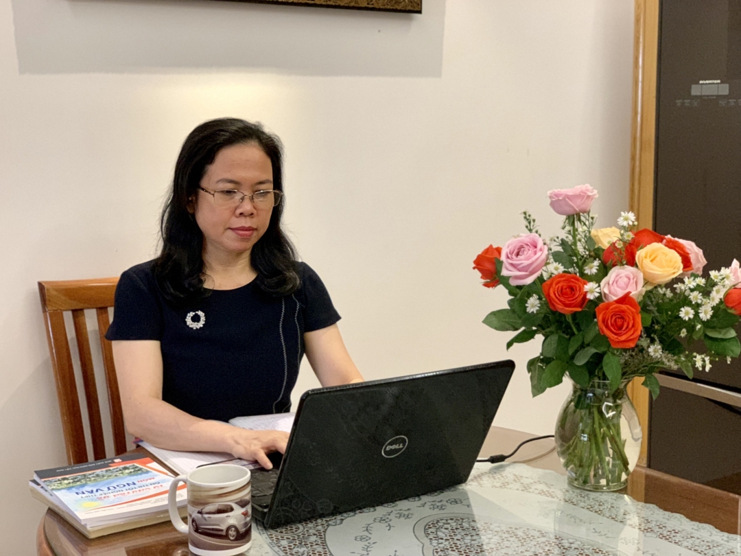Cô giáo Nguyễn Thị Nhân soạn giáo án. 