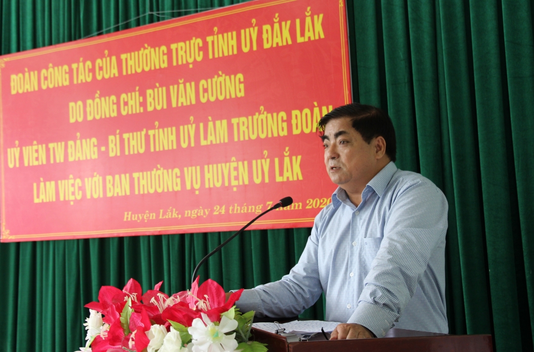 Bí thư Huyện ủy Lắk Võ Ngọc Tuyên nêu đề xuất, kiến nghị với Đoàn công tác. 