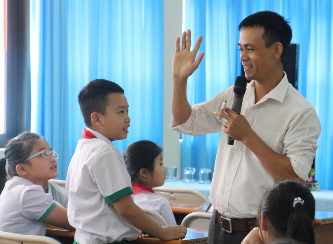 Ông Trần Ngọc Nhân chia sẻ những kiến thức về giới tính cho học sinh.  