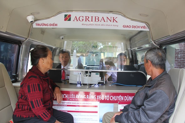Điểm giao dịch lưu động bằng xe ô tô chuyên dùng của Agribank Đắk Lắk hoạt động tại xã Buôn Triết, huyện Lắk.