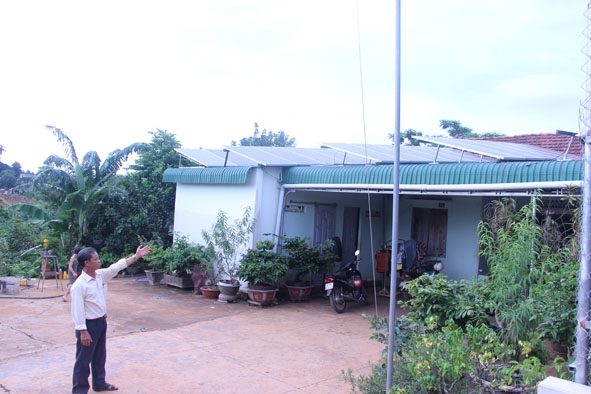 Gia đình ông Trần Quang Vinh tận dụng mái nhà để lắp pin năng lượng mặt trời. 