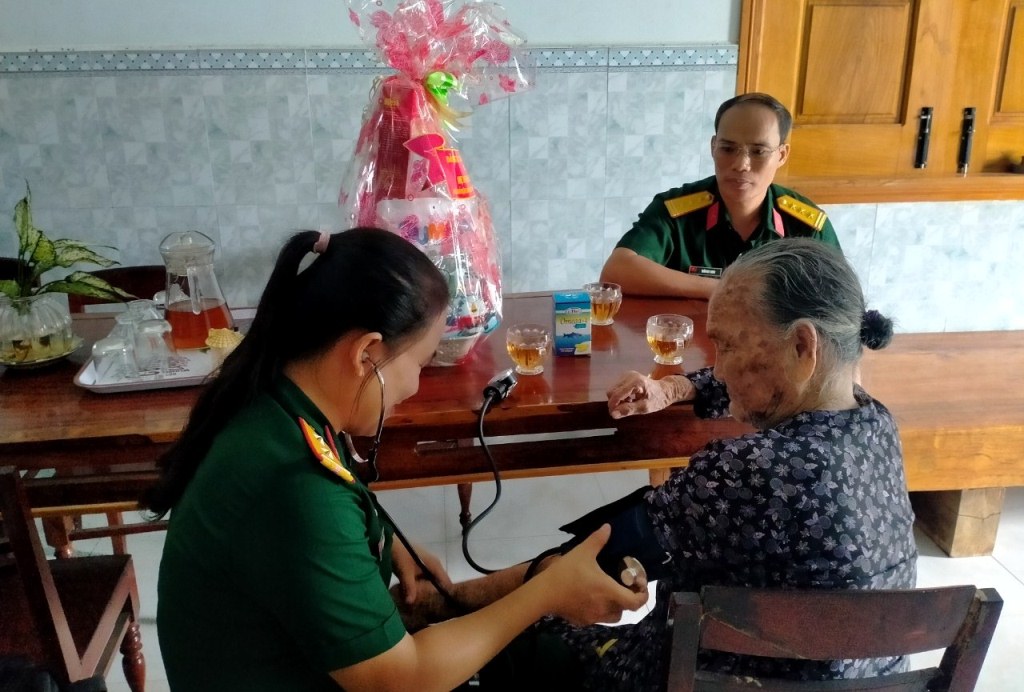 Cán bộ Ban Chỉ huy Quân sự huyện Krông Bông đến thăm, kiểm tra sức khỏe cho Mẹ 