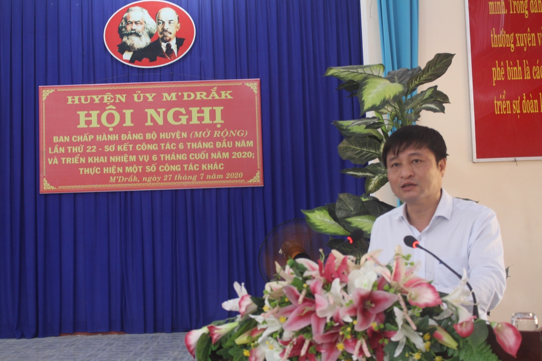 Bí thư Huyện ủy MĐrắk Hồ Duy Thành phát biểu tại hội nghị.
