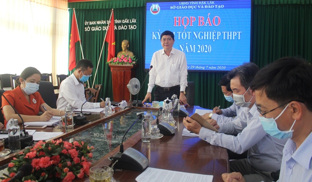 Giám đốc Sở GD-ĐT Phạm Đăng Khoa chủ trì buổi họp báo.