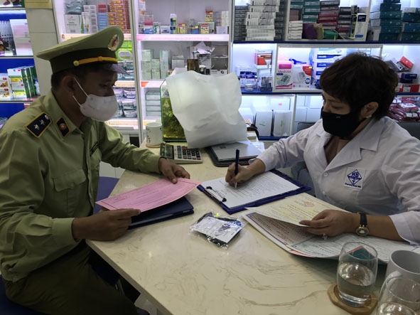 Nhà thuốc Hòa Bình (TP. Buôn Ma Thuột) ký cam kết không tăng giá vật tư y tế.  