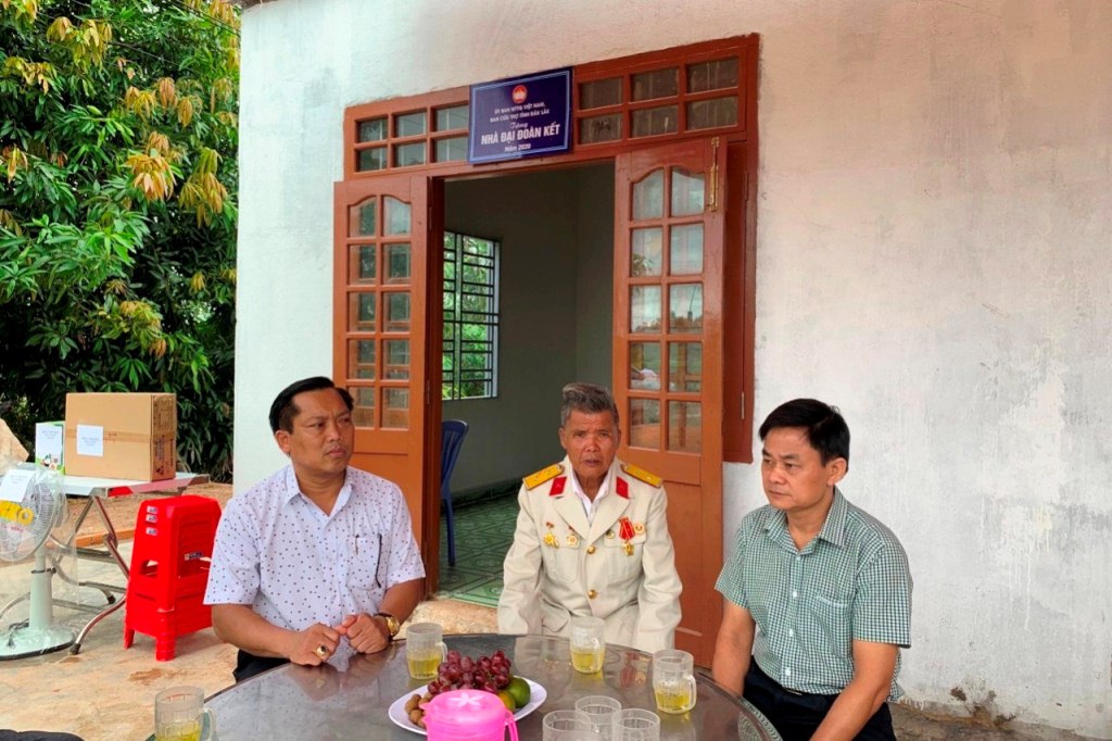 Ông Phạm Văn Vậy (ở giữa) trong ngày bàn giao nhà mới