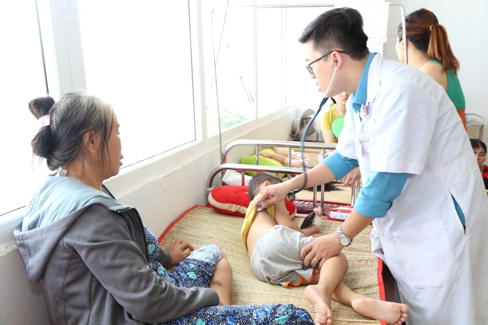 Bác sĩ thăm khám cho bệnh nhi mắc bệnh tay chân miệng tại Bệnh viện Đa khoa vùng Tây Nguyên. 
