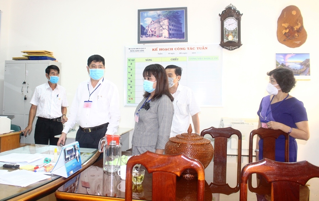 Phó Chủ tịch UBND tỉnh HYim Kđoh (đứng giữa) kiểm tra cơ sở vật chất tại điểm thi Trung tâm Giáo dục thường xuyên tỉnh.