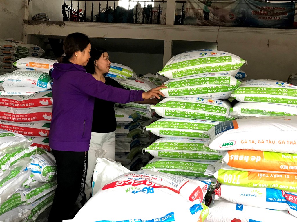 Đỗ Lan Nông dân ở thị trấn Quảng Phú, huyện Cư Mgar chọn mua thức ăn chăn nuôi. Ảnh: Đ. Lan