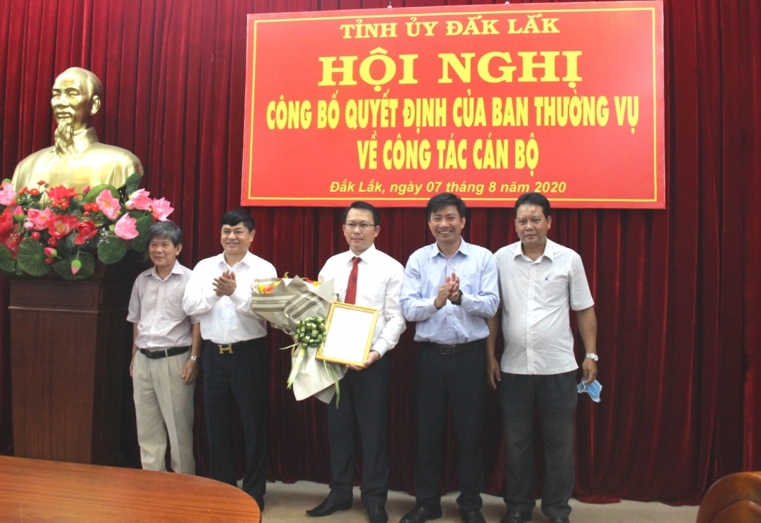 Đồng chí Phạm Minh Tấn trao Quyết định 