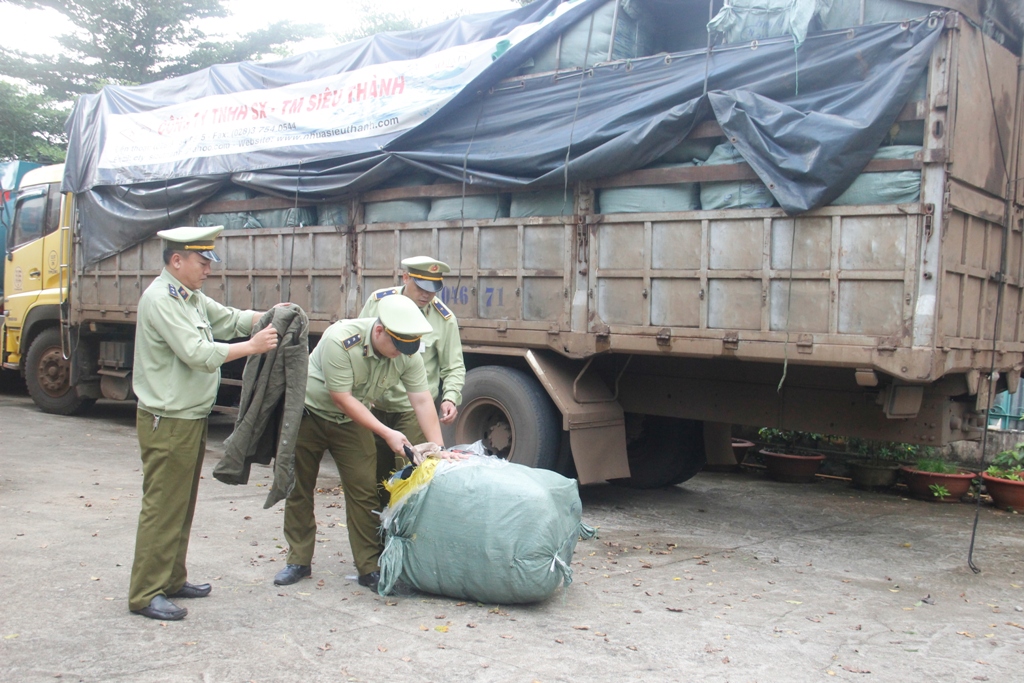 Cục Quản lý thị trường Đắk Lắk bắt xe vận chuyển 15 tấn quần áo đã qua sử dụng. 