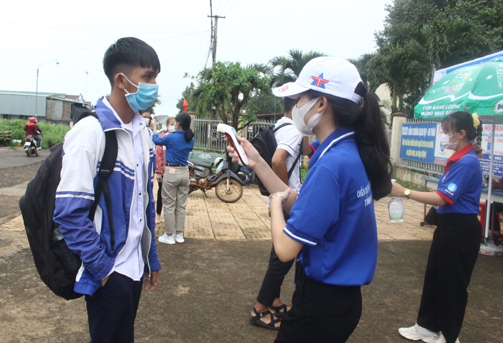 Thanh niên tham gia Tiếp sức mùa thi thực hiện công tác phòng, chống Covid-19 cho thí sinh.