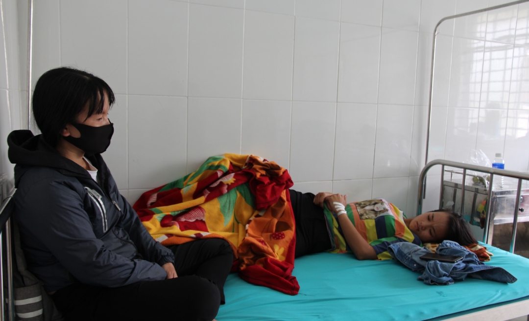 Thí sinh Ngân Thị Thơm đang được điều trị tại Trung tâm Y tế huyện Lắk.