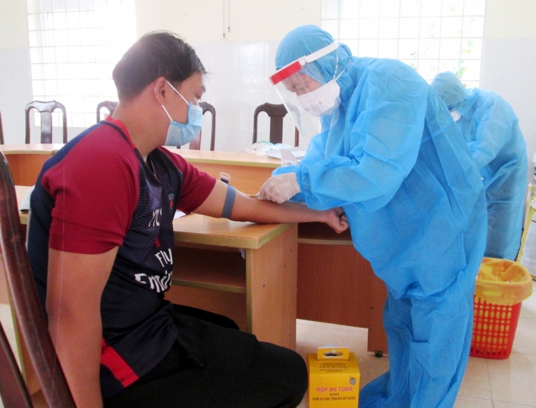 Cán bộ Trung tâm Y tế huyện lấy mẫu Ban Chỉ đạo Phòng chống dịch bệnh ở người của huyện Krông Bông cho biết, Ngành Y tế huyện vừa thử test nhanh Trueline Covid-19 IgG/IgM sàng lọc bệnh Covid-19 cho 152 trường hợp trở về từ vùng dịch.